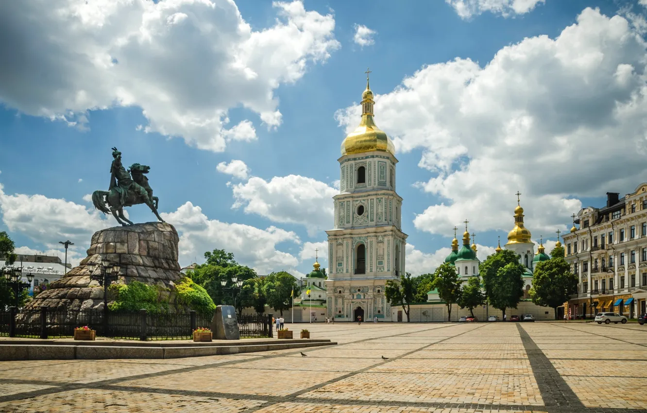 Фото обои небо, облака, деревья, памятник, Украина, Киев, колокольня, Софийская площадь