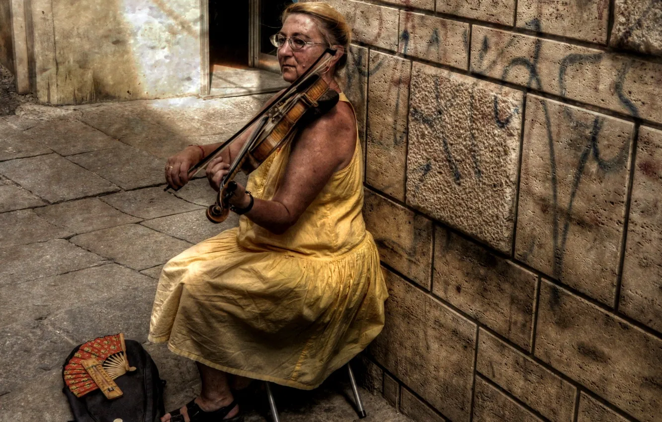 Фото обои музыка, улица, женщина, скрипка