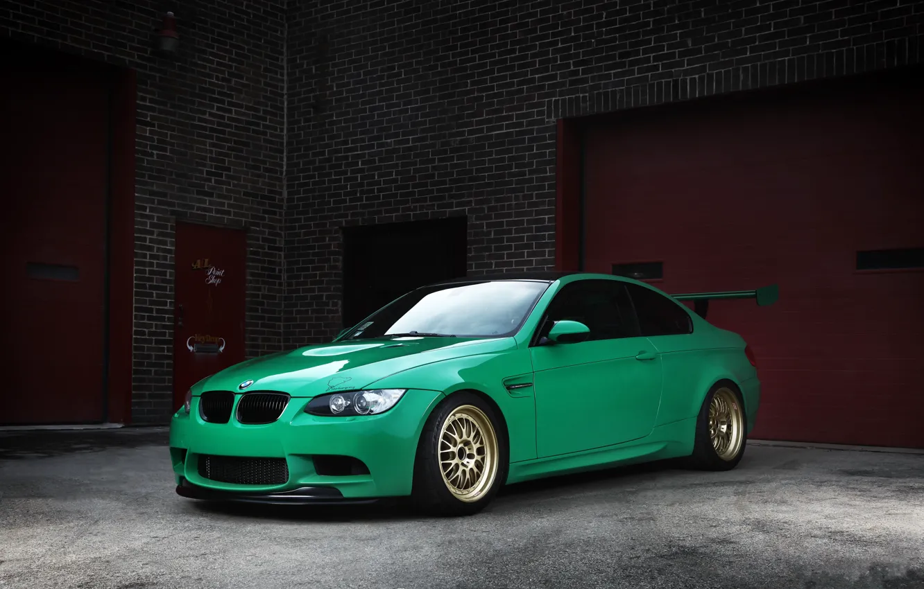 Фото обои green, bmw, бмв, ворота, зелёный, wheels, e92, антикрыло