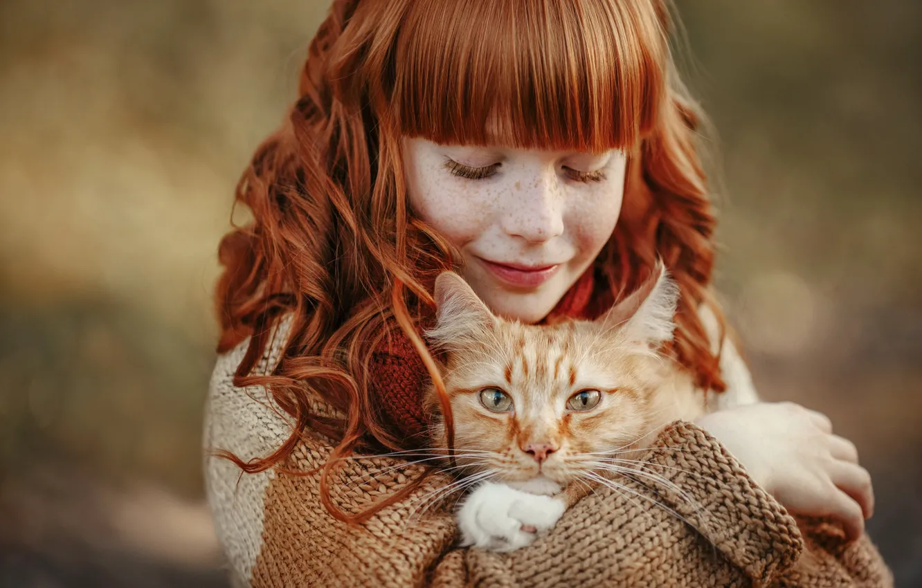 Фото обои кот, дружба, девочка, рыжая