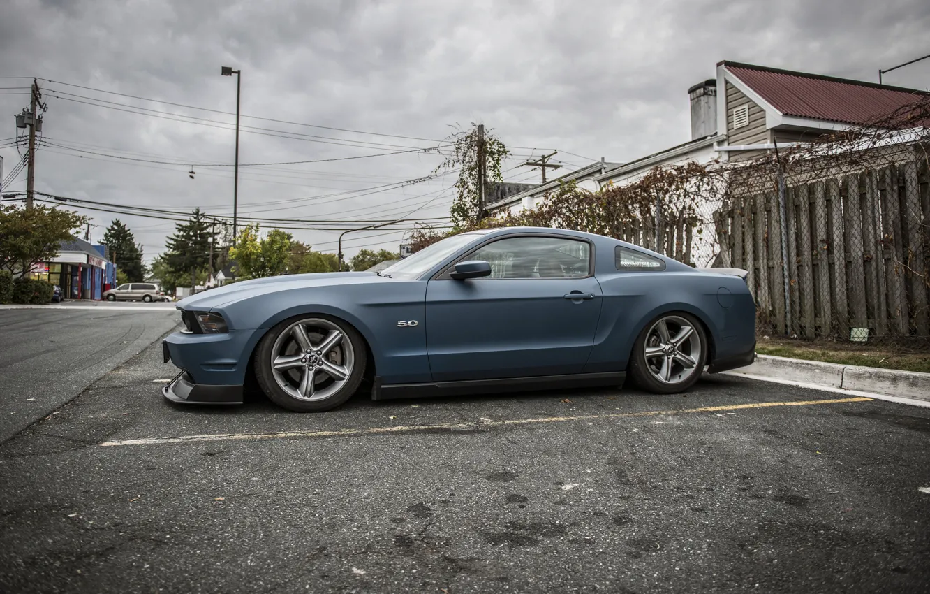Фото обои Mustang, Ford, Дорога, диски, хром, blue, боком
