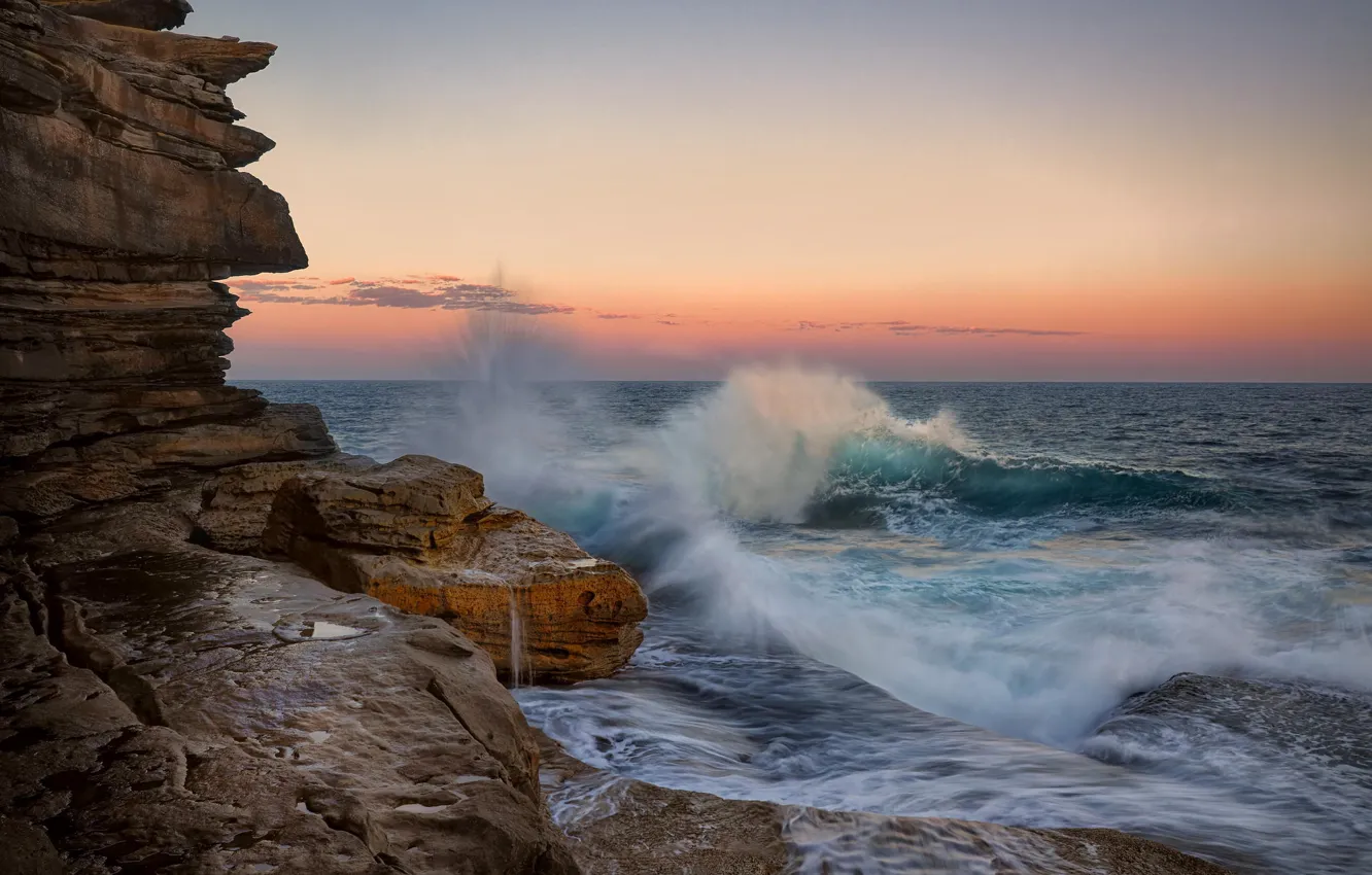 Фото обои море, волны, закат, брызги, скалы, прибой