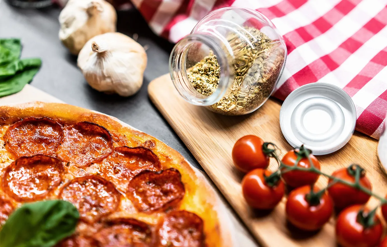 Фото обои пицца, помидоры, колбаса, pizza, начинка, tomatoes, cheese