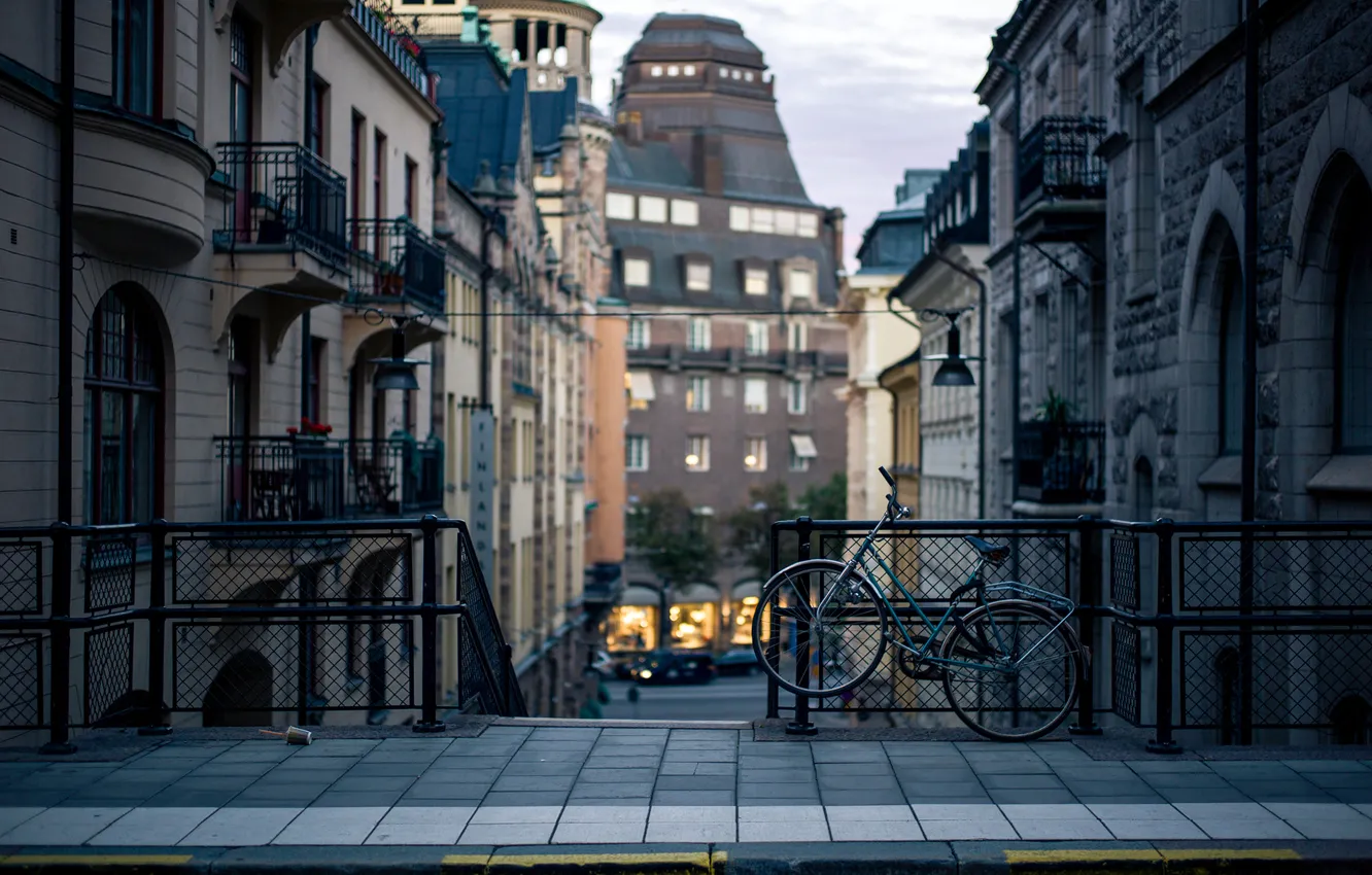 Фото обои велосипед, город, улица, здания, дома, вечер, бордюр, Стокгольм