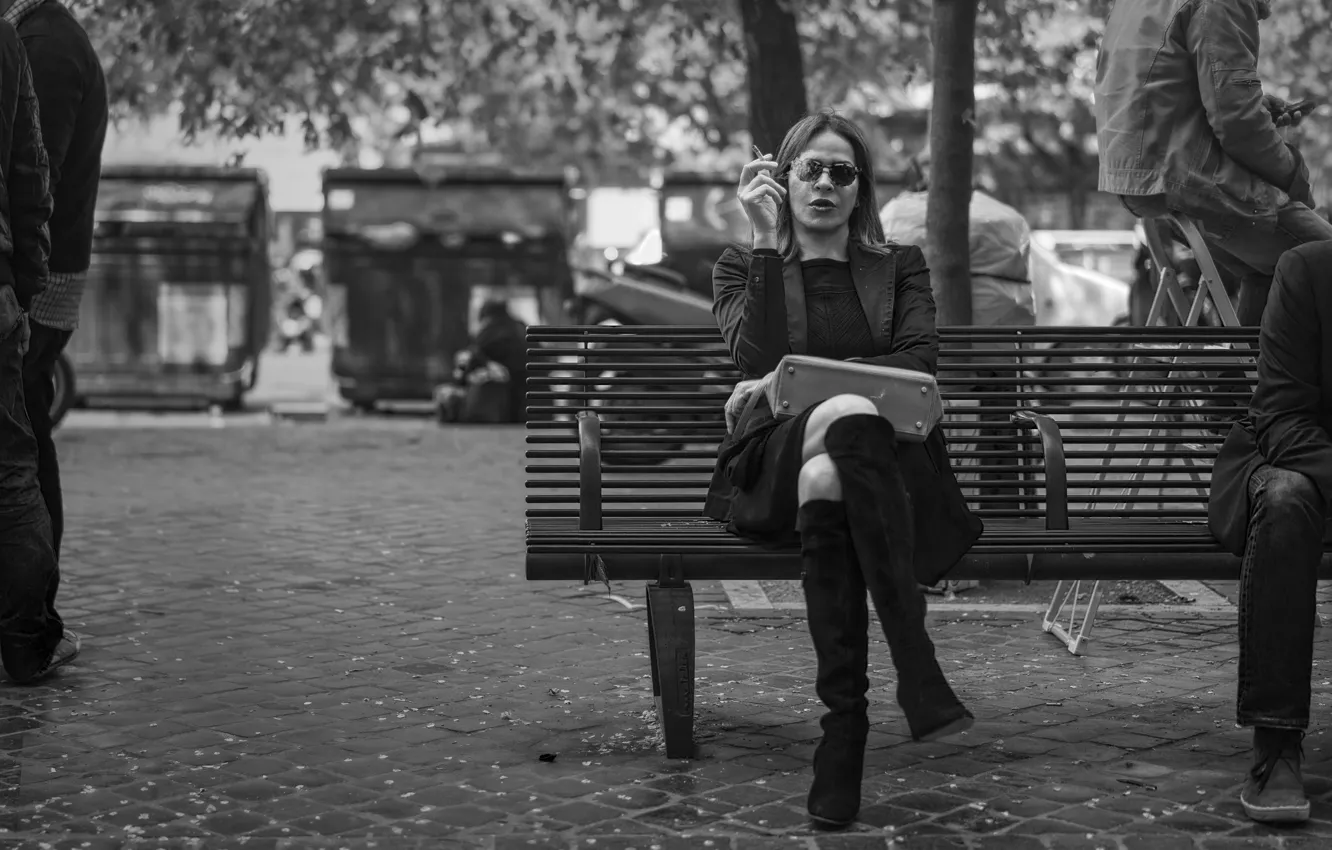 Фото обои скамейка, люди, женщина, курение, быт, площади, городские сцены