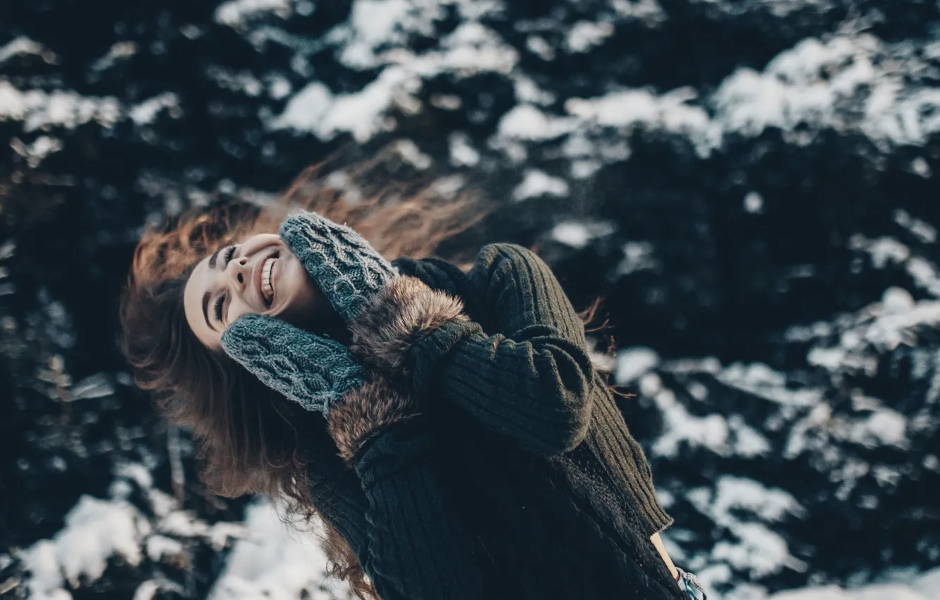 Фото обои зима, улыбка, волосы, Девушка, варежки, Ольга Лаферова, Александра Турбина