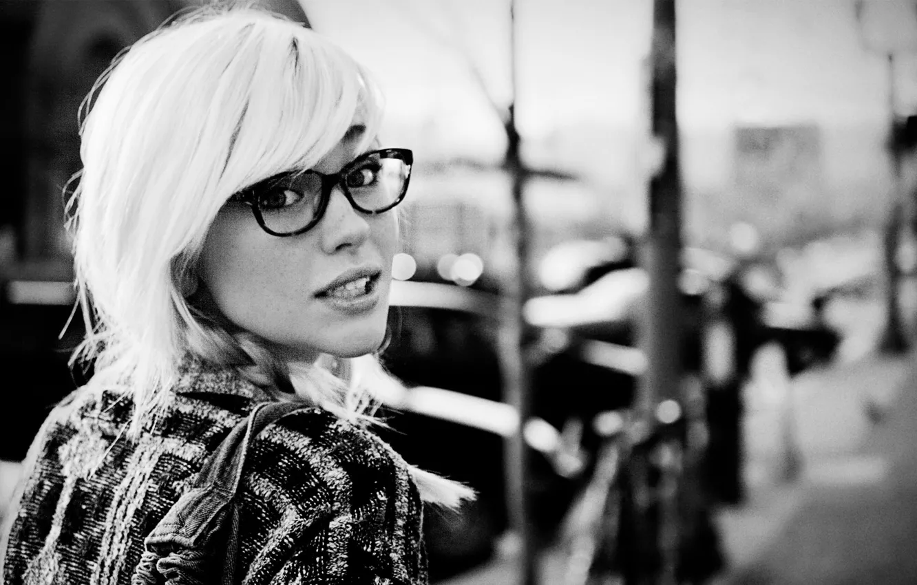 Фото обои чёрно-белое, очки, блондинка, красавица, веснушки, Devon Jade