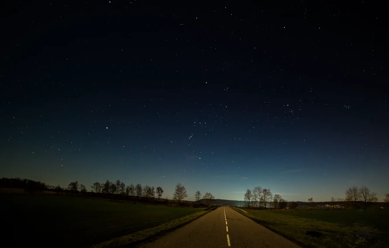 Фото обои дорога, поле, небо, звезды, деревья, деревня