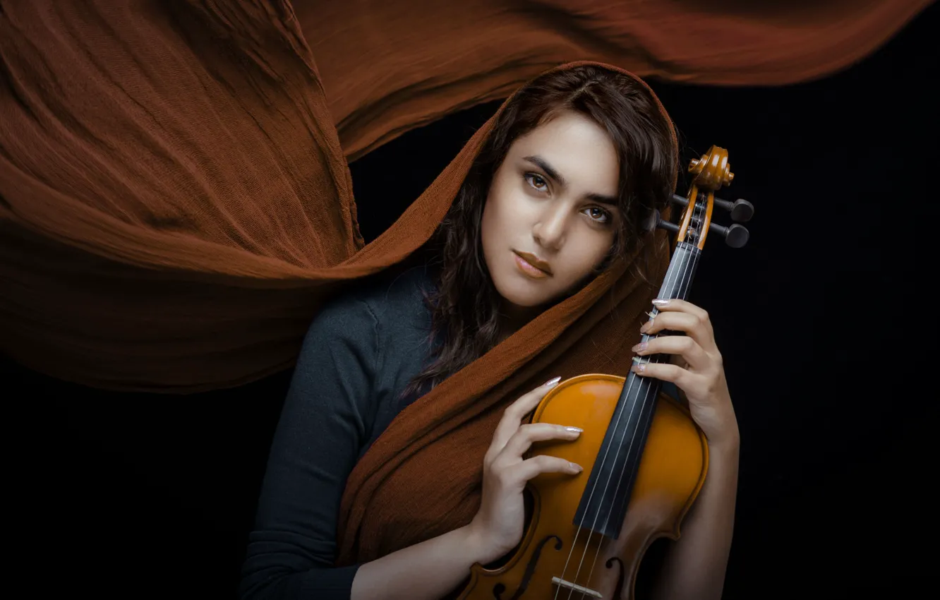 Фото обои взгляд, девушка, настроение, скрипка, чёрный фон, шаль, Shima Yadollahi