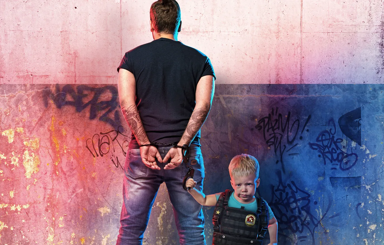 Фото обои фильм, значок, мальчик, мужчина, стоит, приключения, постер, наручники