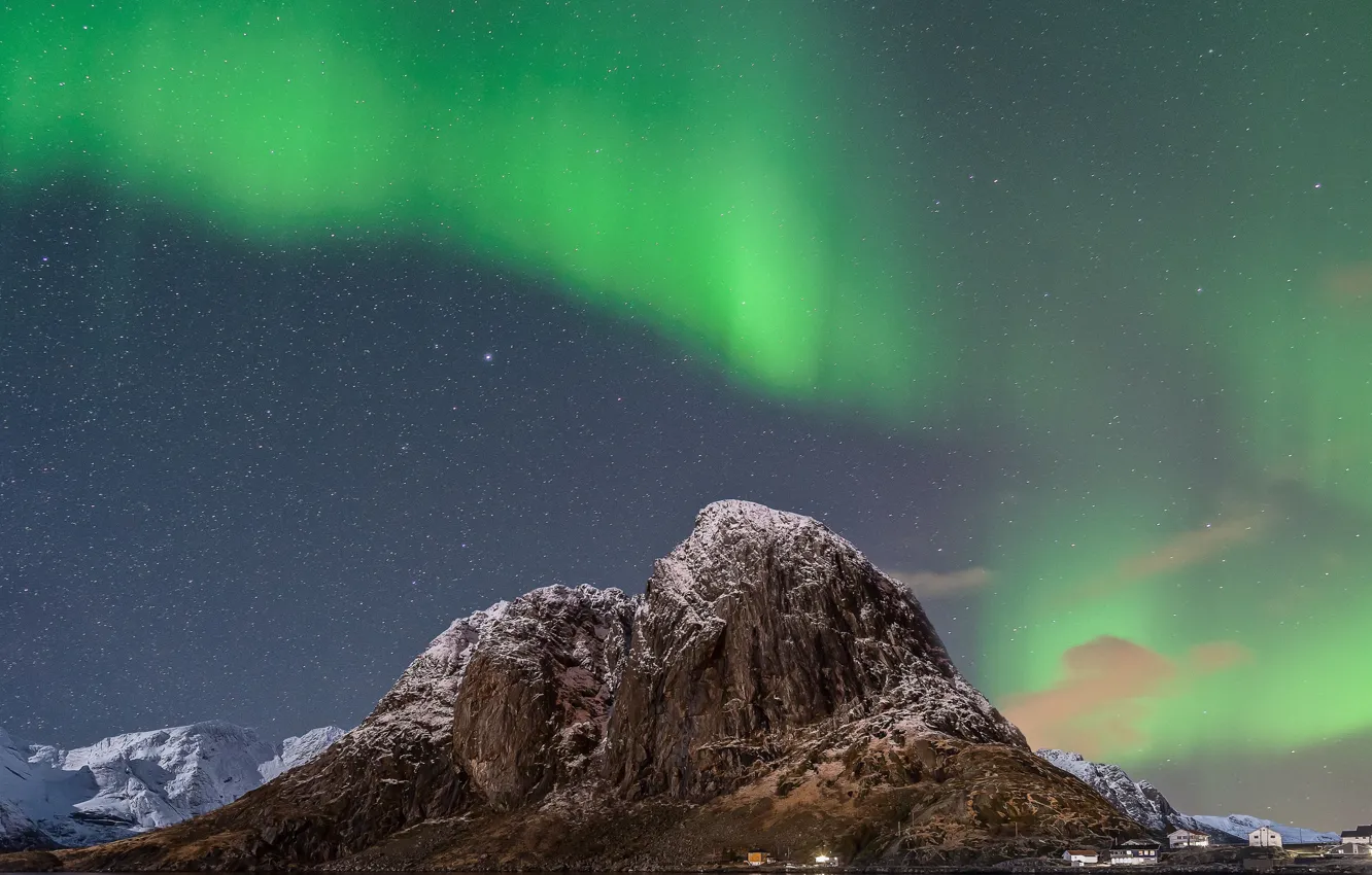 Фото обои звезды, горы, дома, северное сияние, Норвегия