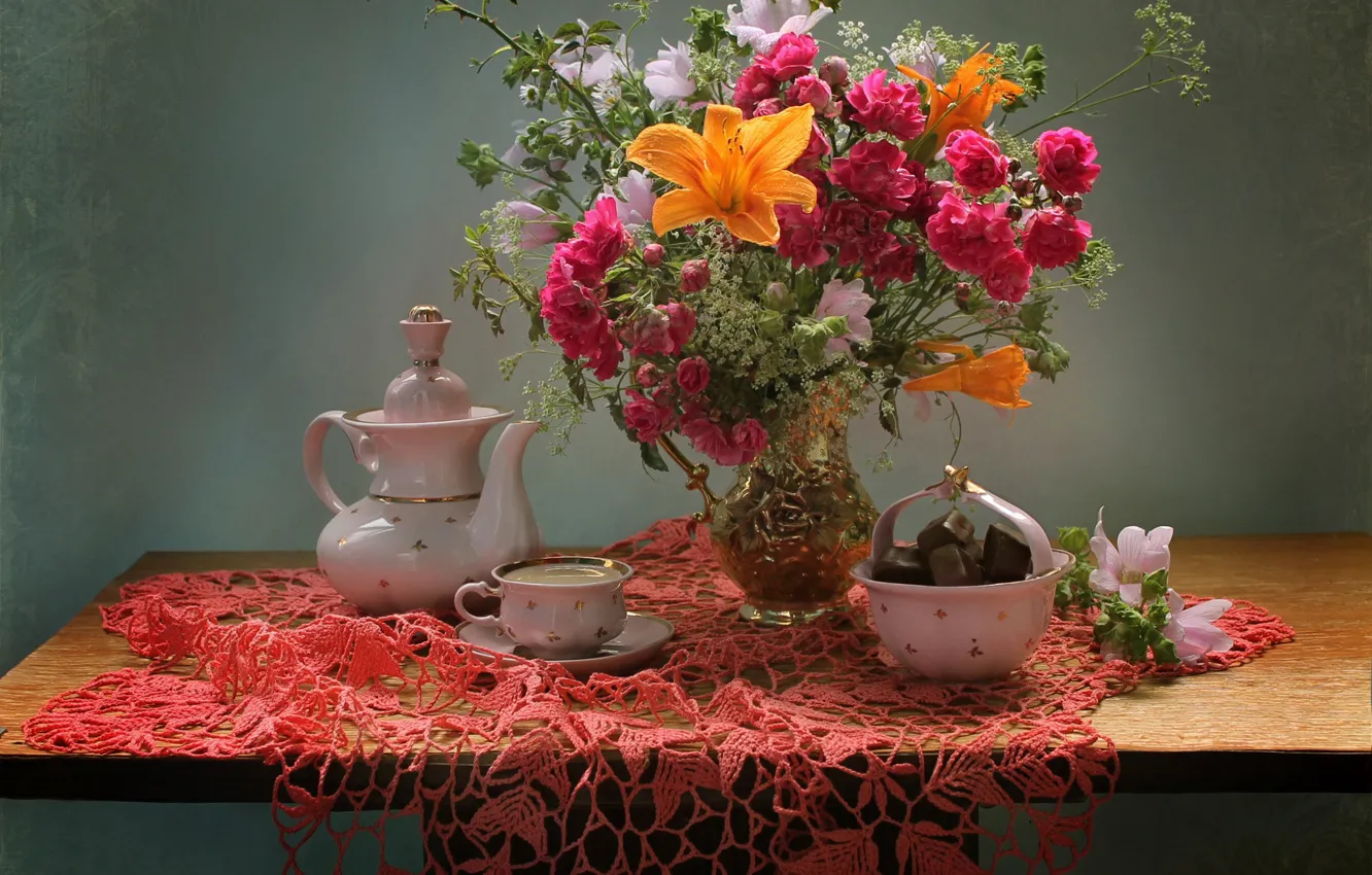 Фото обои цветы, стол, кофе, букет, чайник, конфеты, чашка, ваза