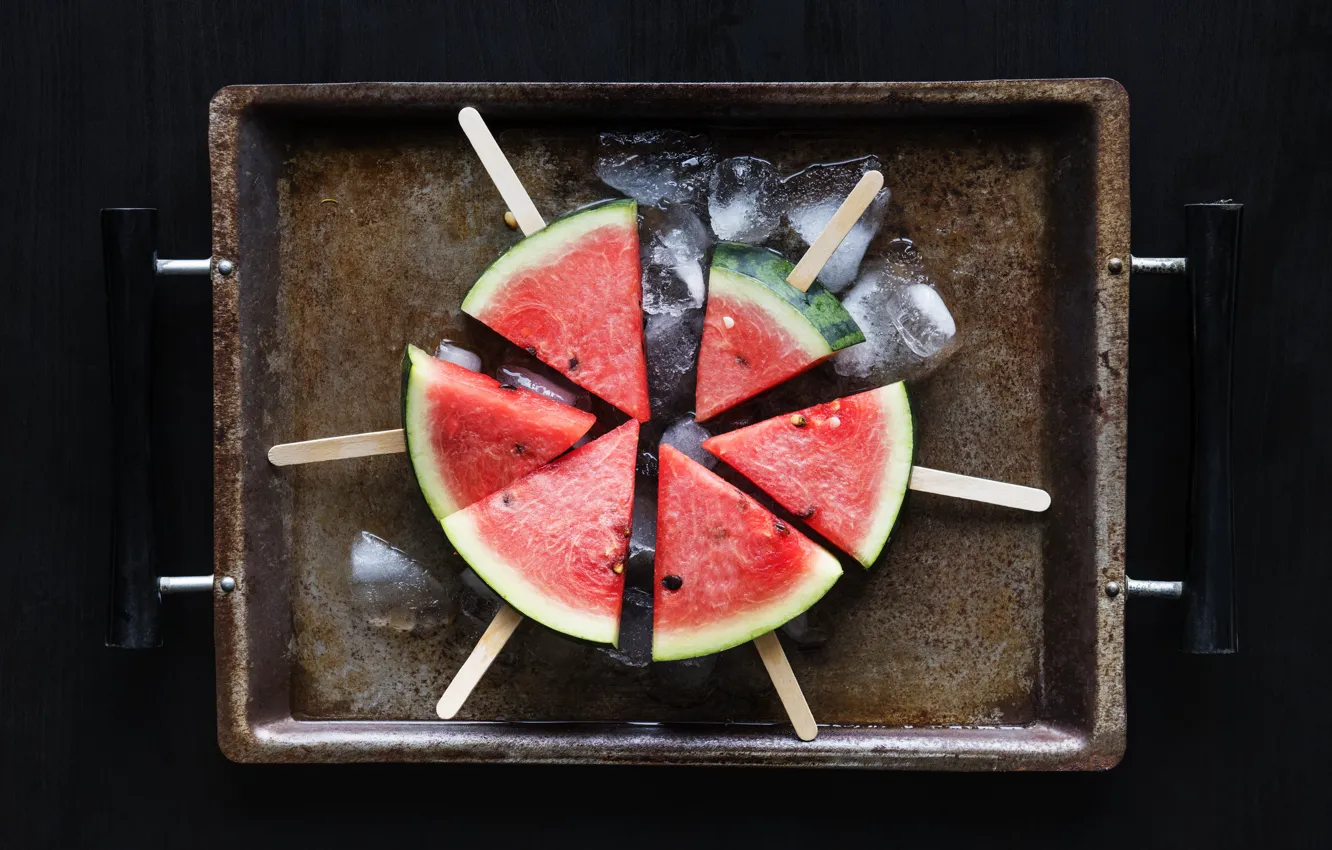 Фото обои лед, палочки, арбуз, черный фон, дольки, поднос, кусочек