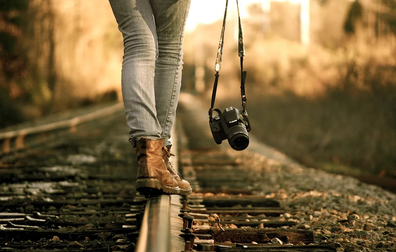 Фото обои девушка, ноги, рельсы, джинсы, ботинки, фотоаппарат