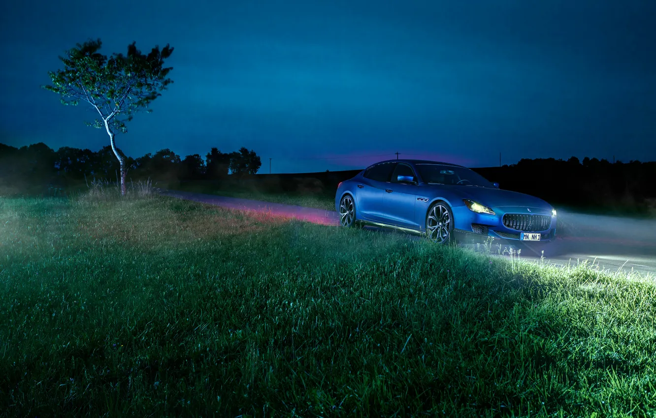 Фото обои трава, ночь, синий, фары, Maserati, Quattroporte, Novitec
