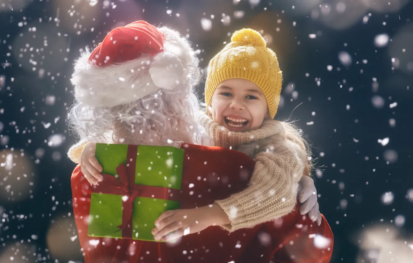 Фото обои радость, настроение, Снег, Новый Год, Девочка, Санта Клаус, Подарок