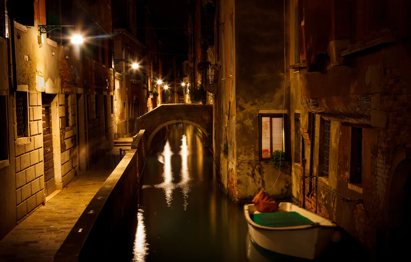 Фото обои ночь, огни, лодка, дома, фонари, Италия, Венеция, канал