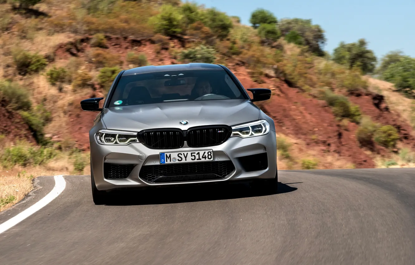 Фото обои асфальт, серый, движение, BMW, седан, вид спереди, 4x4, 2018