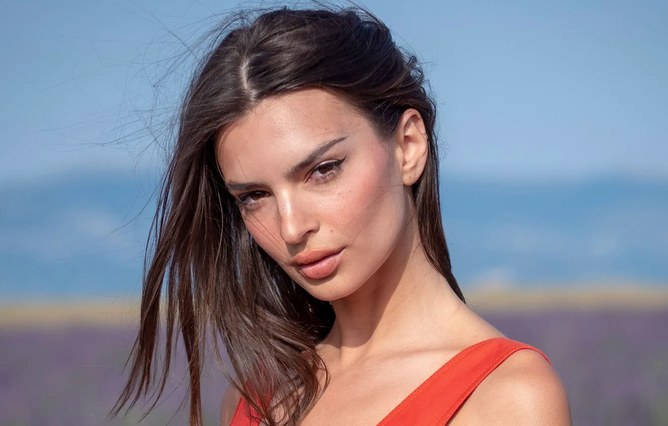 Фото обои взгляд, девушка, лицо, модель, волосы, брюнетка, губы, Emily Ratajkowski