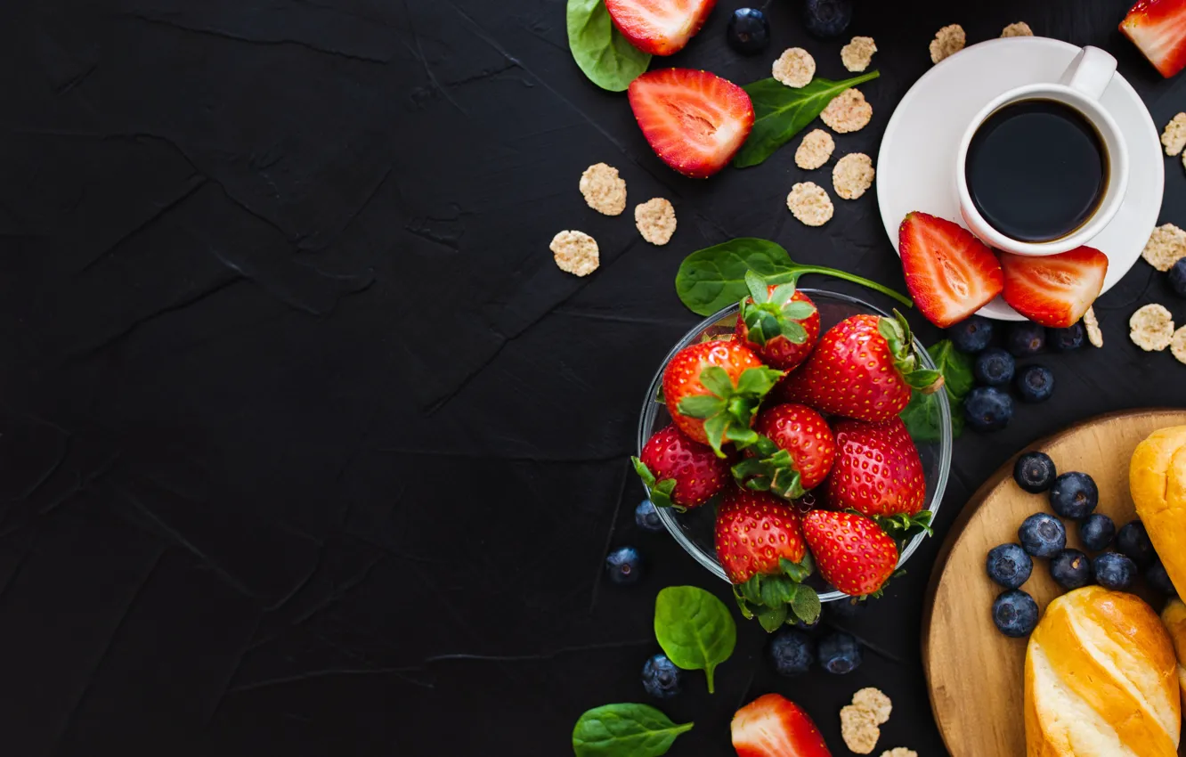 Фото обои ягоды, фон, черный, кофе, завтрак, черника, клубника, булочки