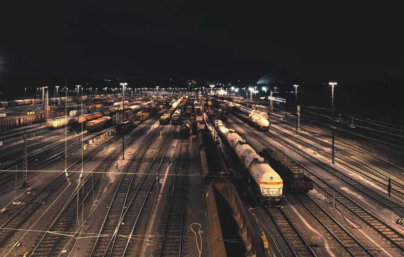 Фото обои ночь, город, станция, вагоны, железная дорога