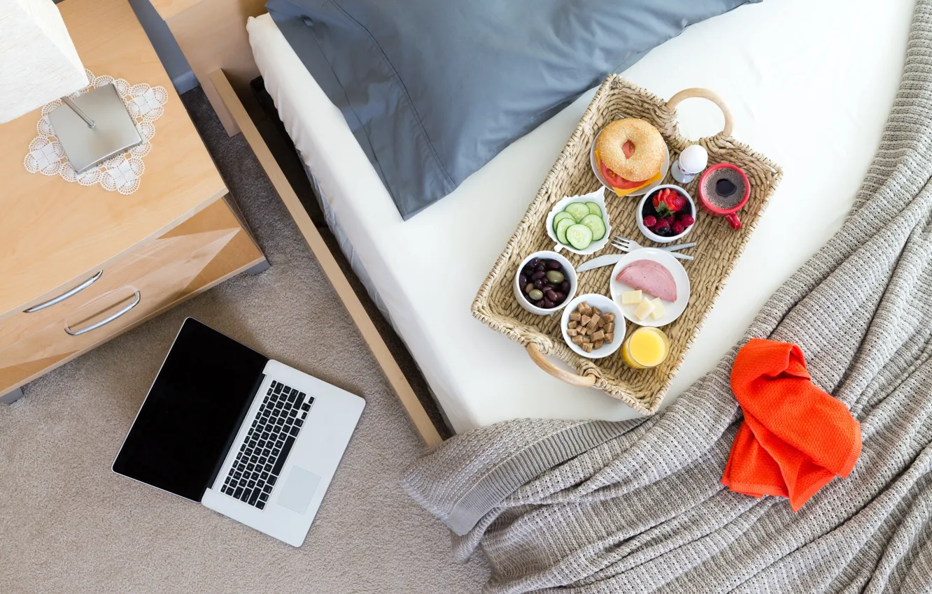 Фото обои ягоды, кофе, еда, сыр, сок, бутерброд, оливки, завтрак в постель