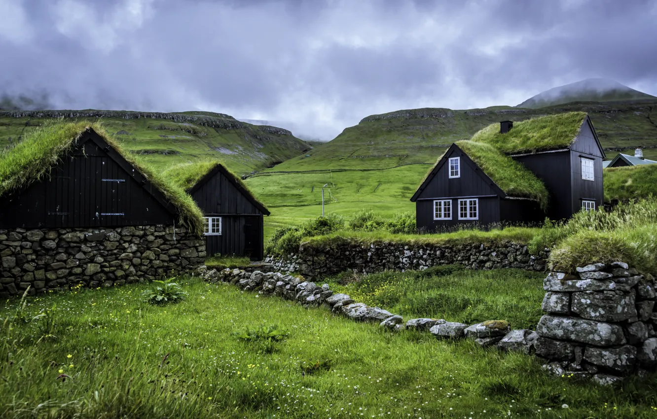 Фото обои небо, облака, холмы, домики, Faroe Islands, Фарерские острова, Husevig, Sandoy