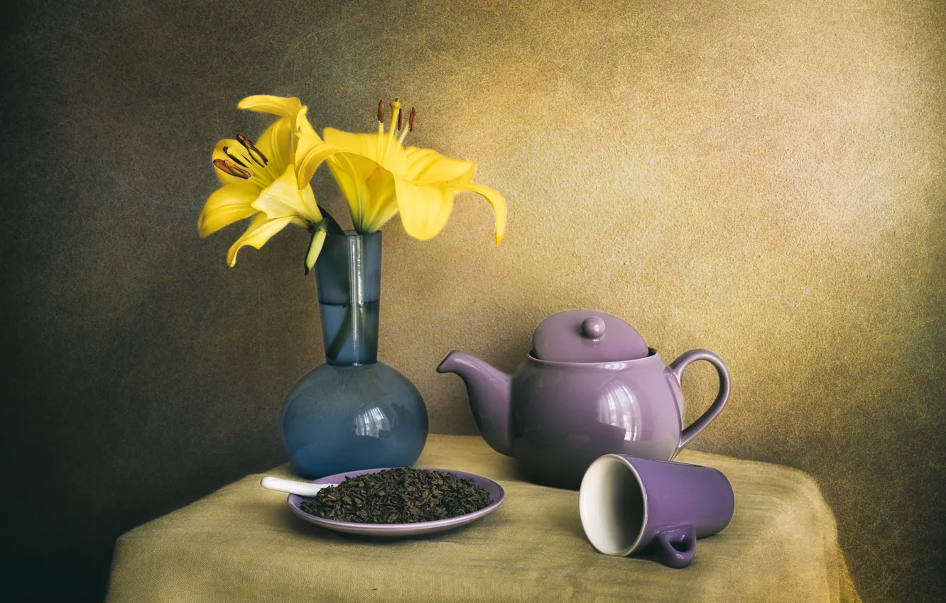 Фото обои цветы, стол, стена, чай, лилии, букет, желтые, чайник