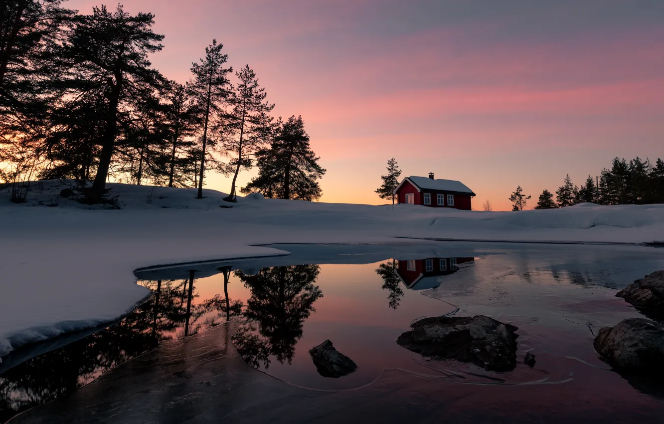 Фото обои зима, небо, снег, деревья, закат, озеро, дом, отражение