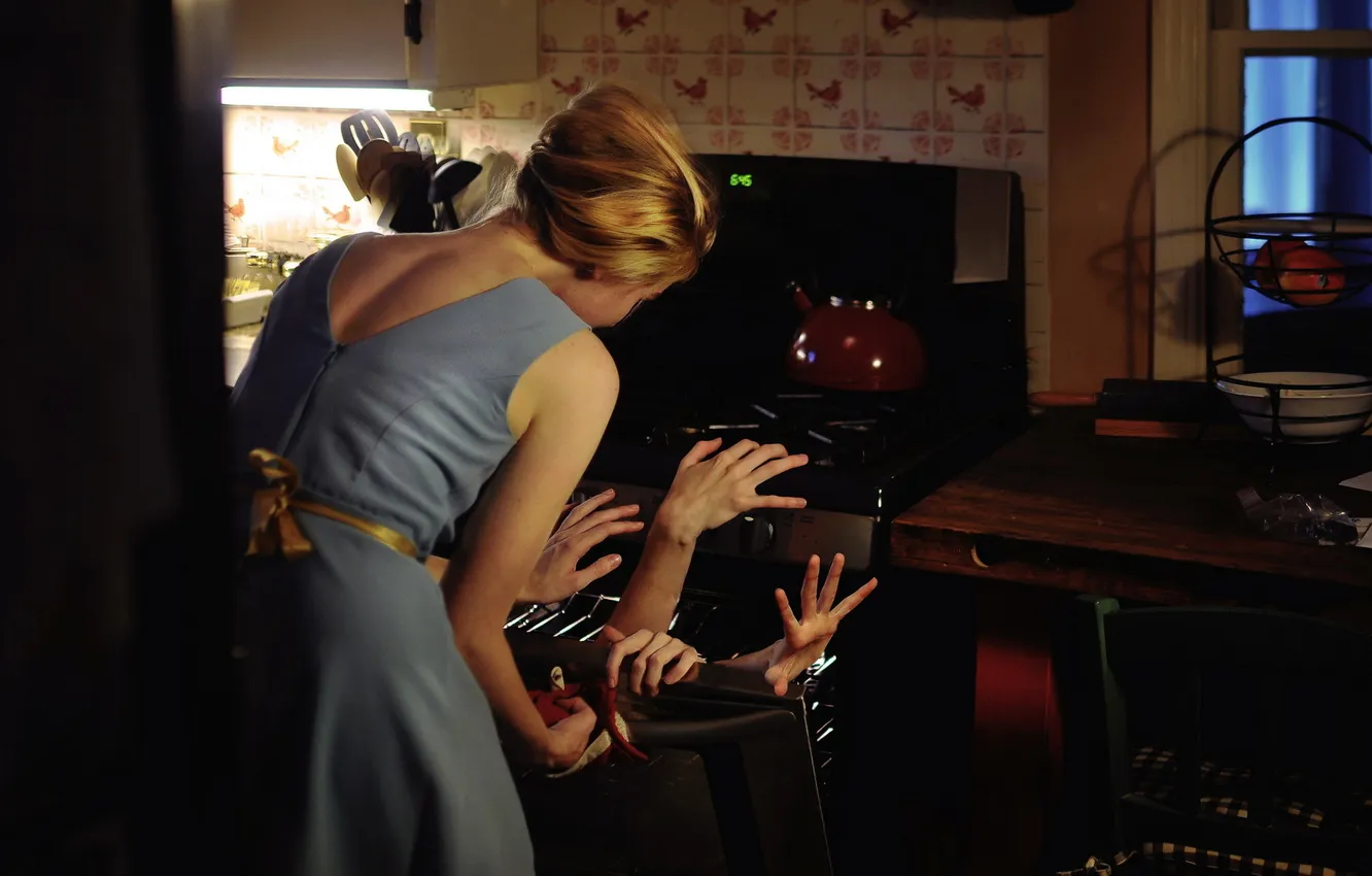 Фото обои девушка, руки, кухня, плита