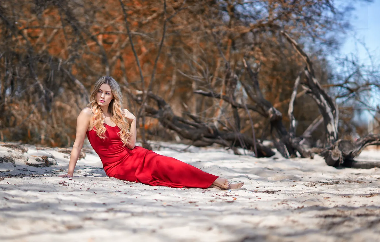 Фото обои платье, ножки, губки, в красном, Jörgen Petersen, Woman at the beach, Monika Chmielecka