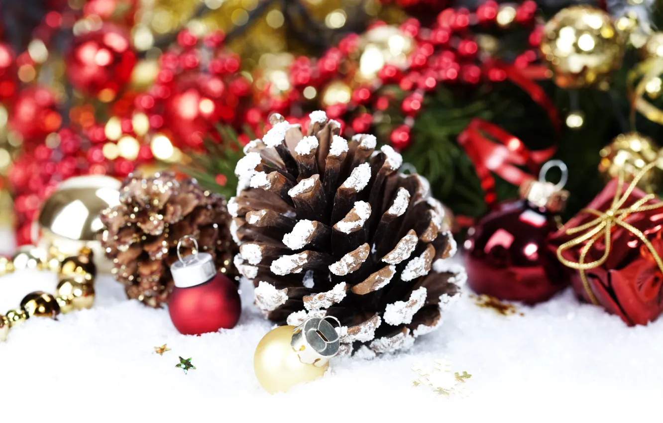 Фото обои шарики, снег, украшения, игрушки, Новый Год, Рождество, подарки, красные