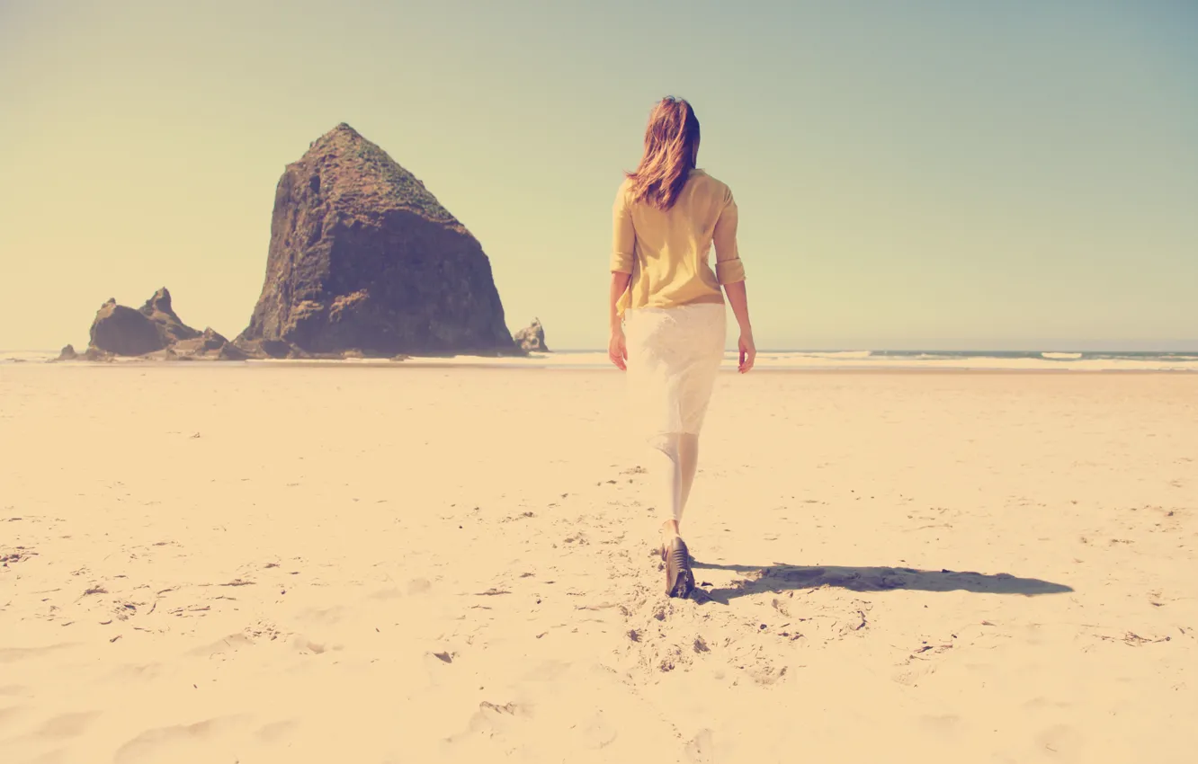 Фото обои волны, пляж, небо, девушка, скалы, волосы, тень