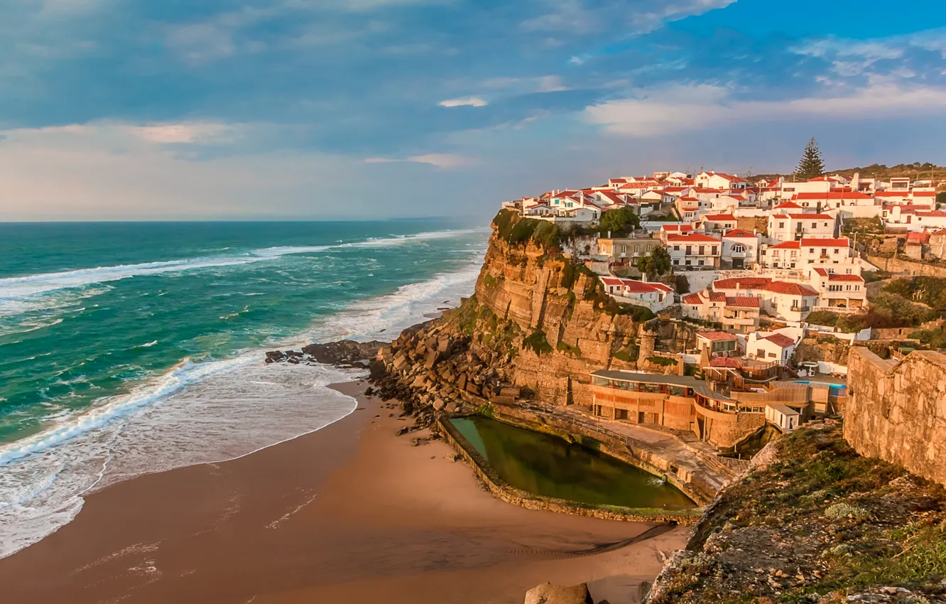 Фото обои море, волны, небо, ландшафт, дома, крыши, Португалия
