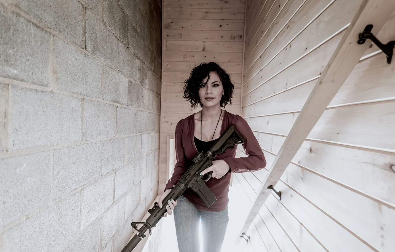 Фото обои взгляд, девушка, оружие, штурмовая винтовка