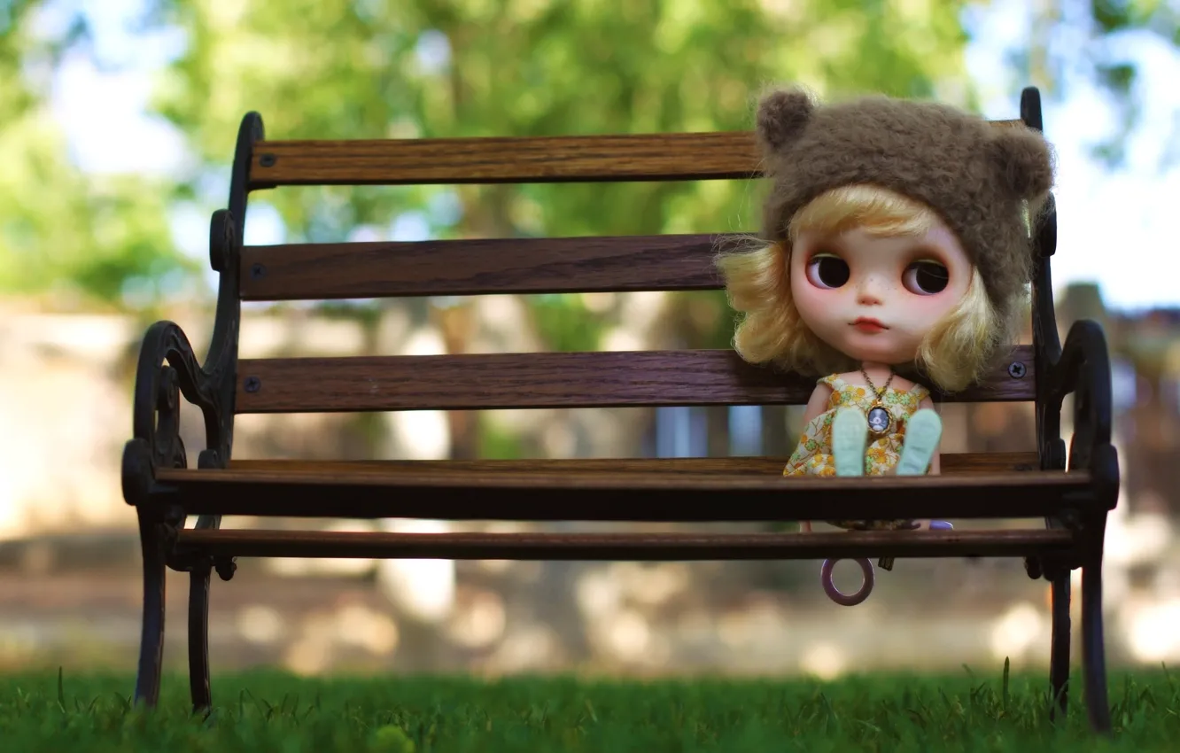 Фото обои грусть, трава, скамейка, настроение, шапка, игрушка, кукла, блондинка
