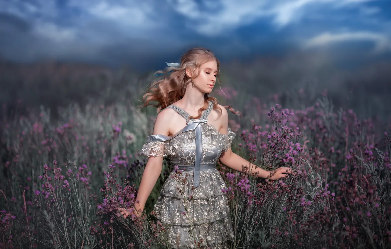 Фото обои поле, девушка, природа, платье, блондинка, травы, плечи, локоны