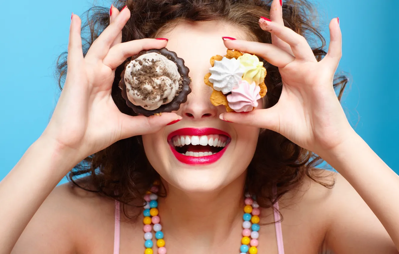 Фото обои девушка, улыбка, бусы, girl, smile, выпечка, бисквит, biscuit