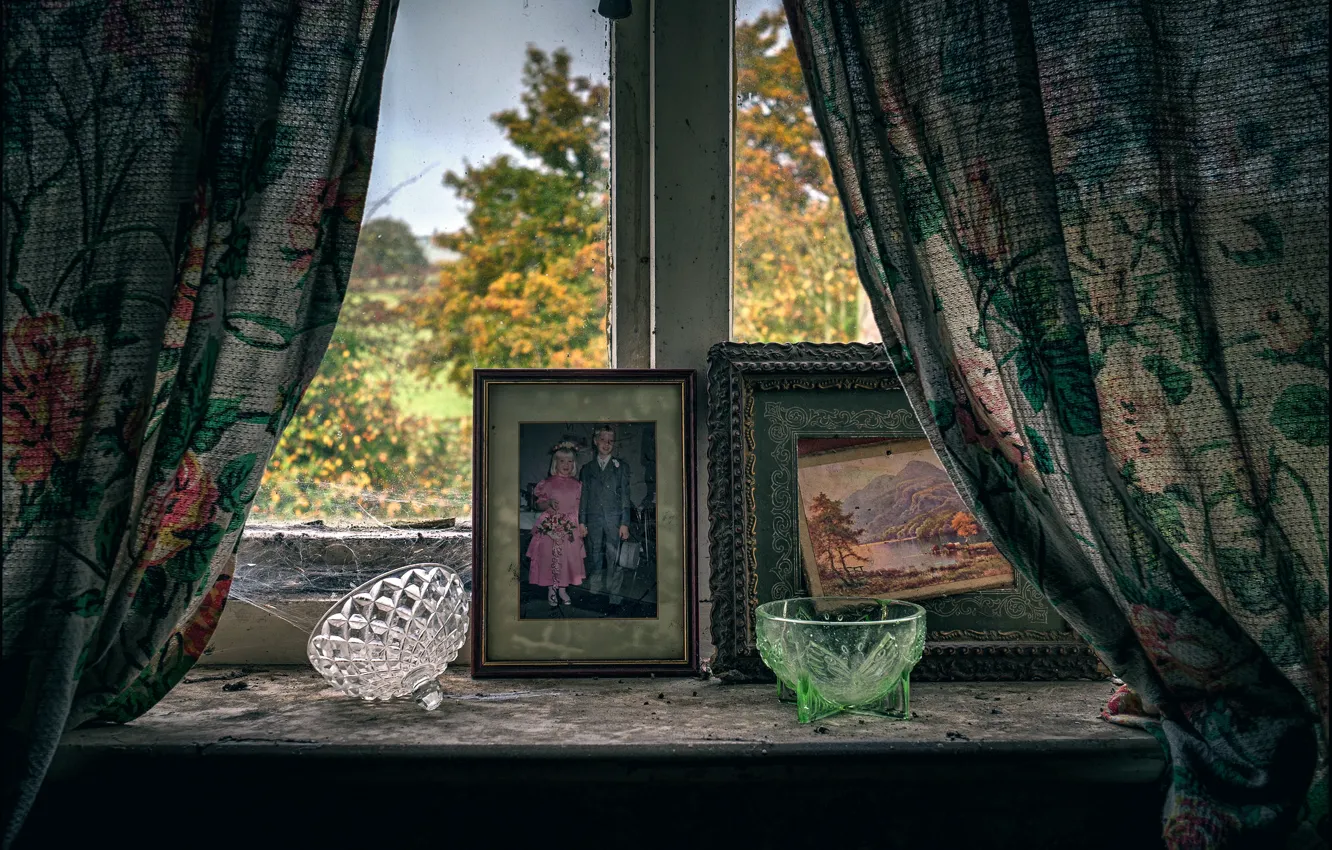 Фото обои грусть, осень, окно, старые фотографии