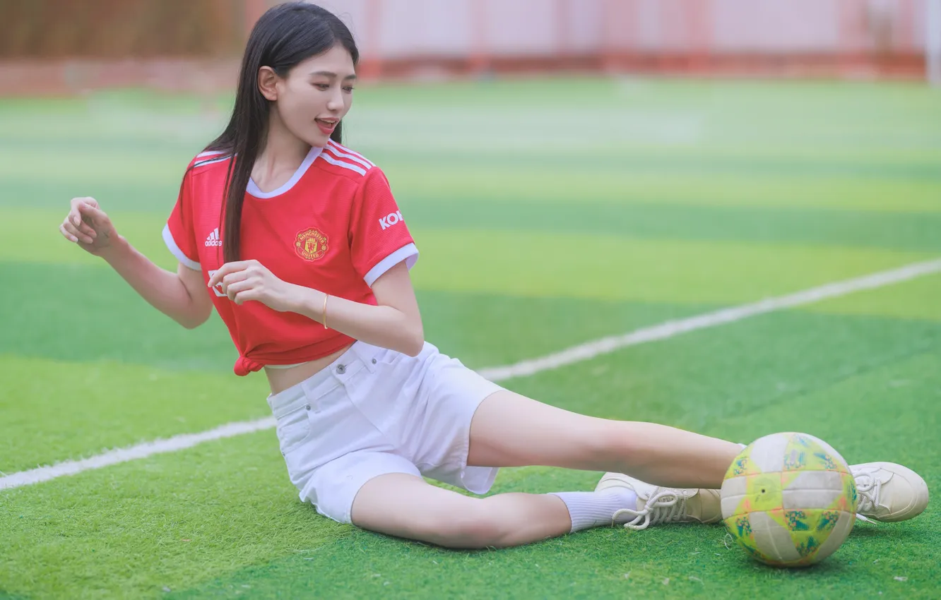 Фото обои Grass, Beautiful, Asian, Model, Ball, Football, Woman, Manchester United