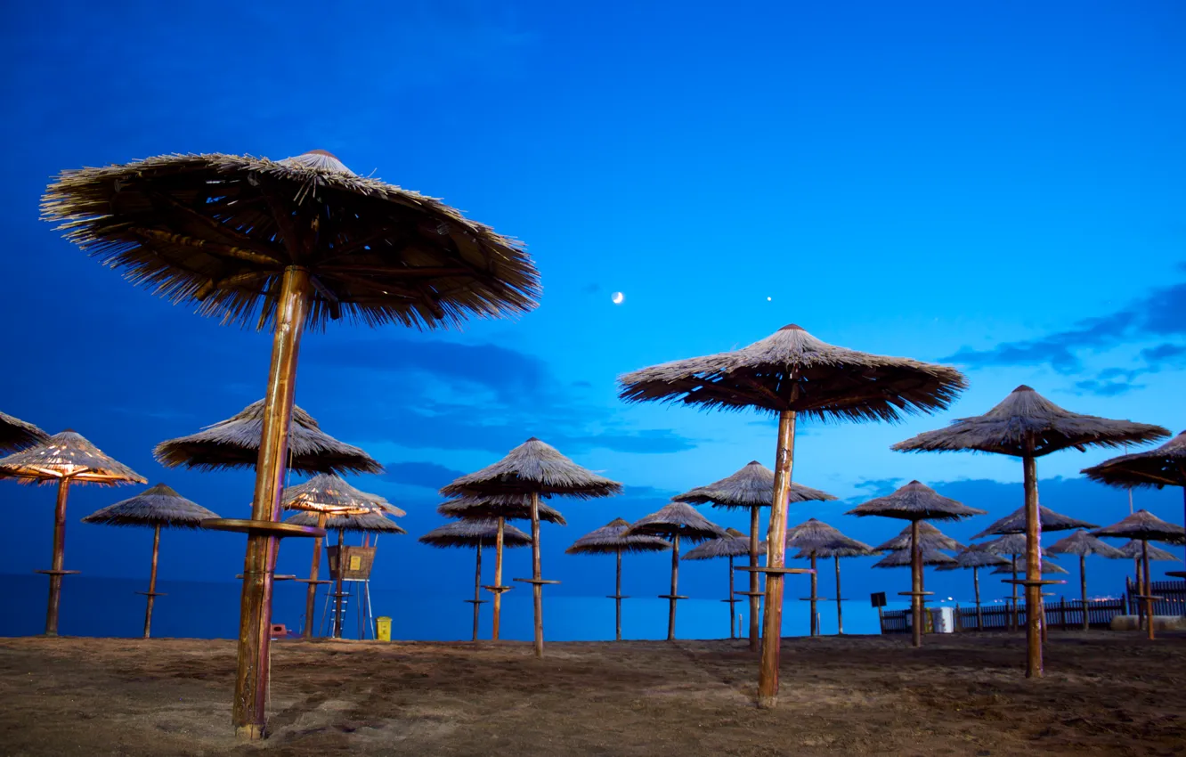 Фото обои песок, пляж, небо, отдых, вечер, зонтики