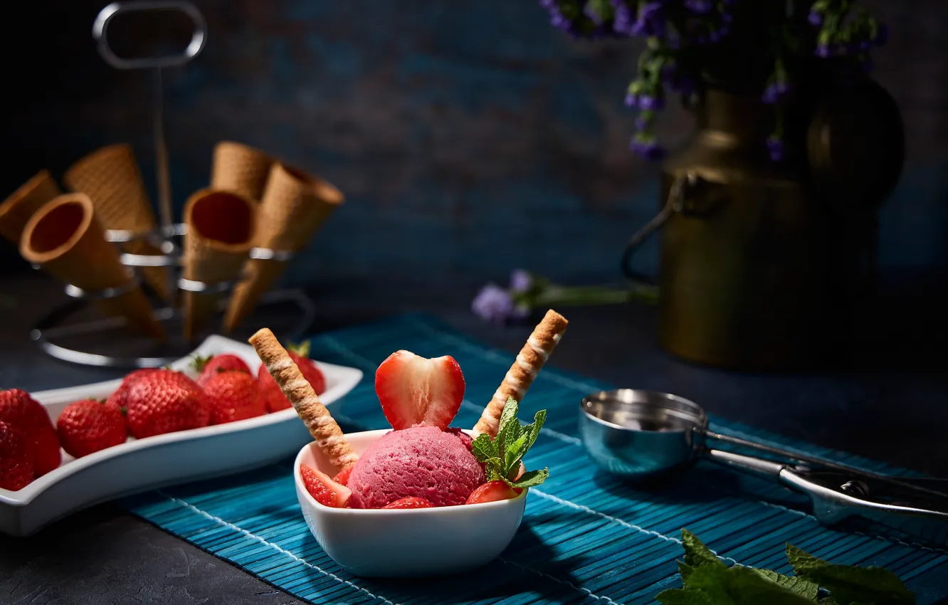 Фото обои ягоды, клубника, натюрморт, клубничное мороженое, вафельные рожки