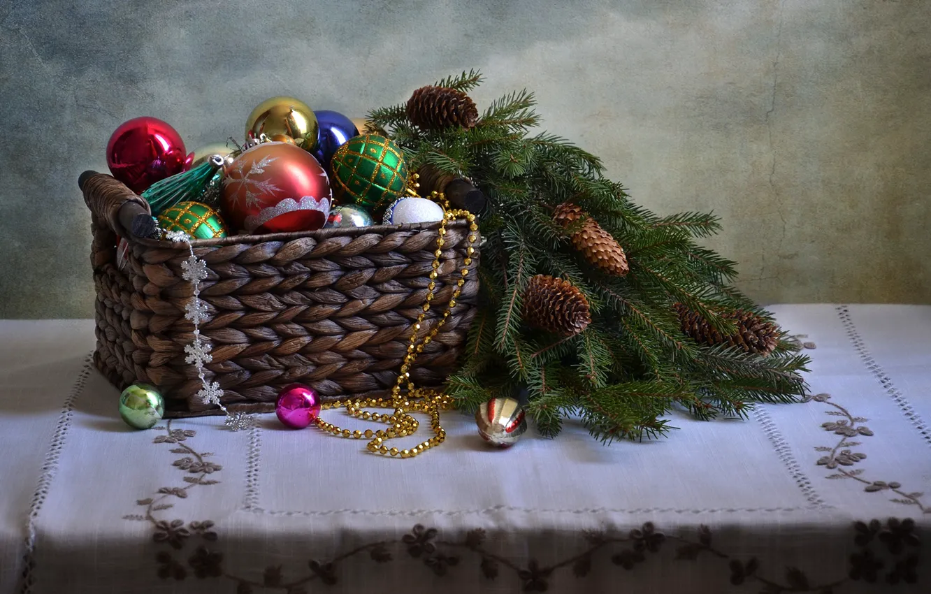 Фото обои украшения, ветки, стол, праздник, шары, корзина, игрушки, Рождество