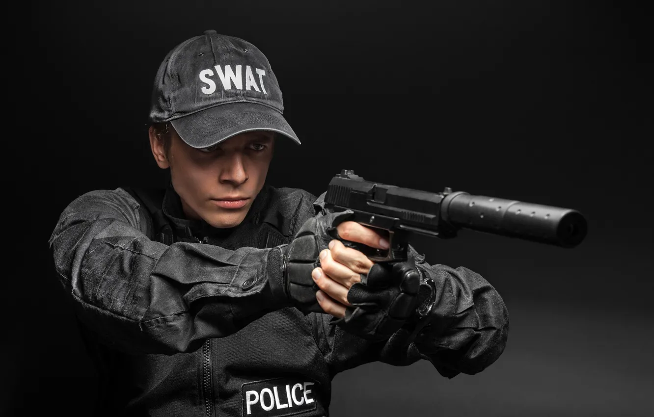Фото обои поза, пистолет, куртка, перчатки, мужчина, форма, кепка, черный фон