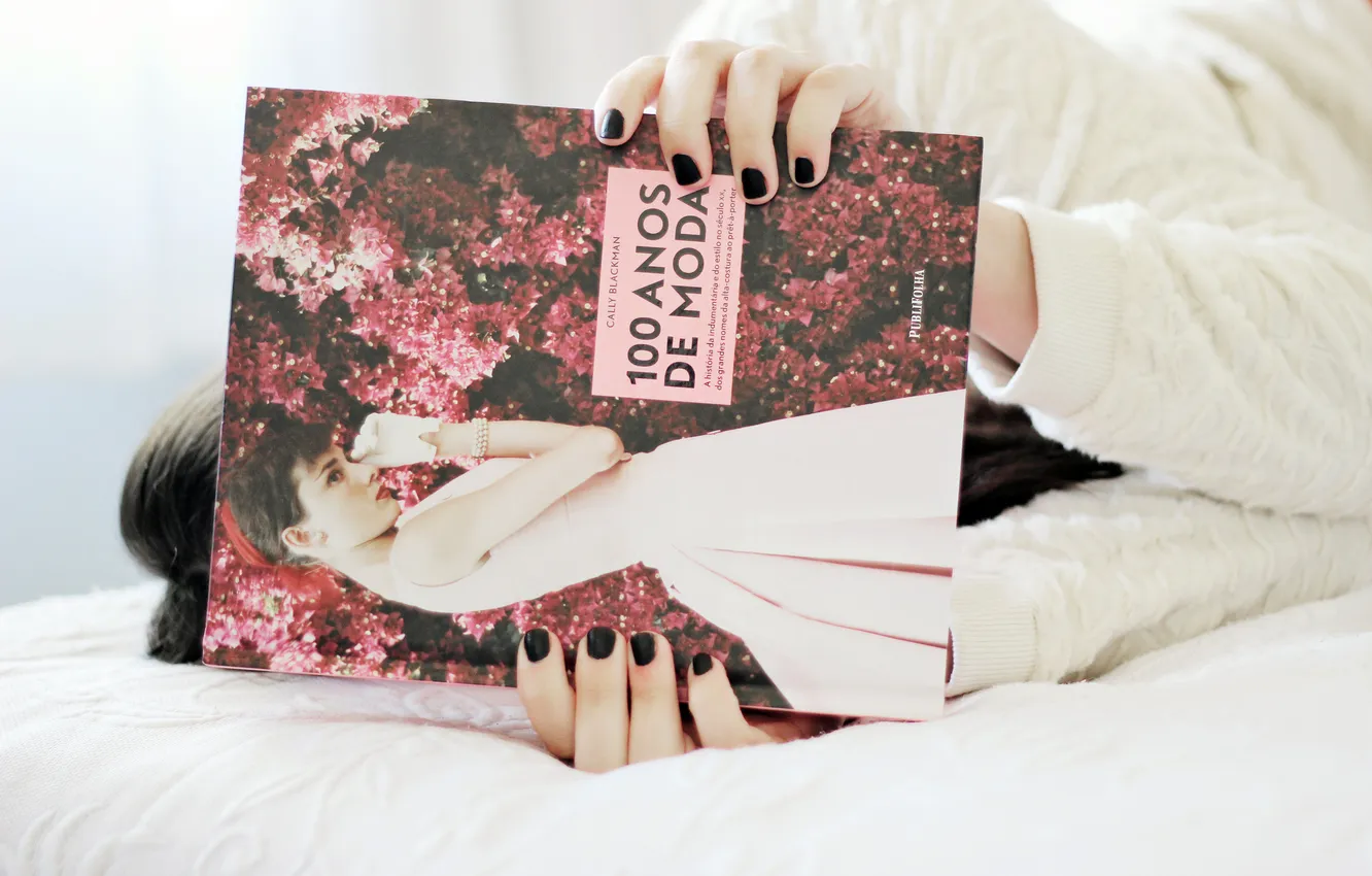 Фото обои девушка, постель, книга