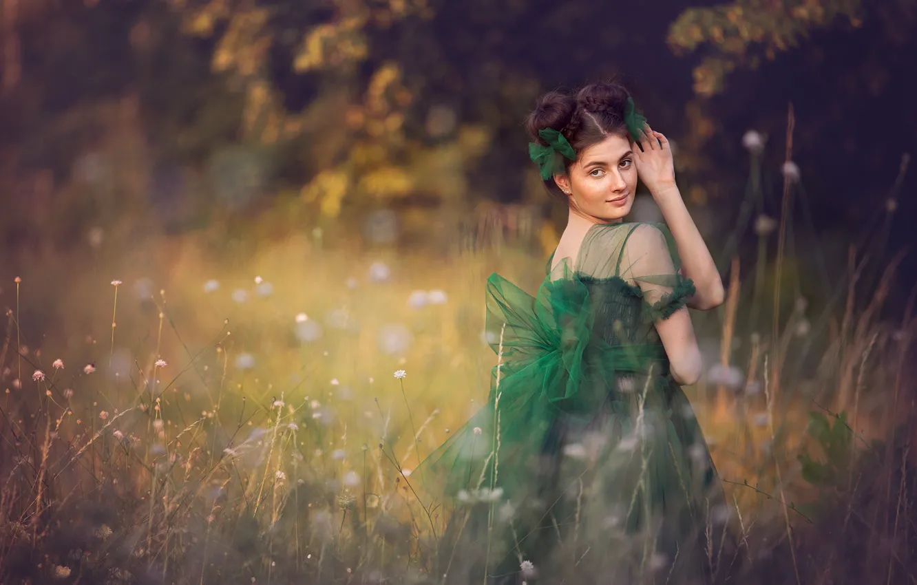 Фото обои трава, взгляд, девушка, природа, платье, брюнетка, пучки, Таня Маркова