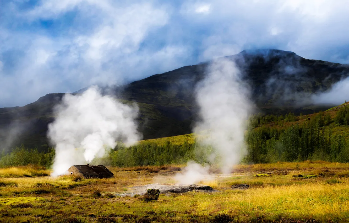Фото обои трава, горы, дым, поля, домик, Исландия, кусты