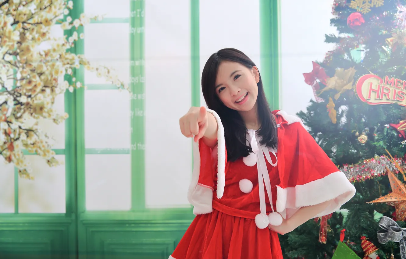 Фото обои девушка, радость, улыбка, фон, праздник, елка, палец, азиатка