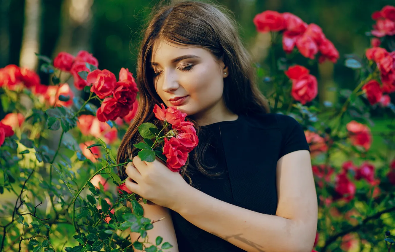 Фото обои девушка, цветы, розы, шатенка