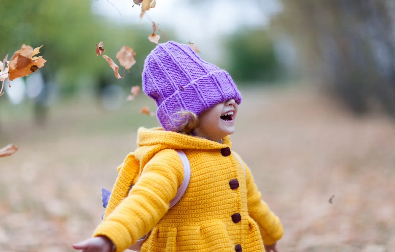 Фото обои осень, листья, радость, шапка, девочка, листопад, пальто, ребёнок
